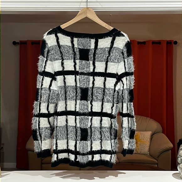 Objects D'art Black and White High/Low Eyelash Sweater Size XL - Picture 3 of 5